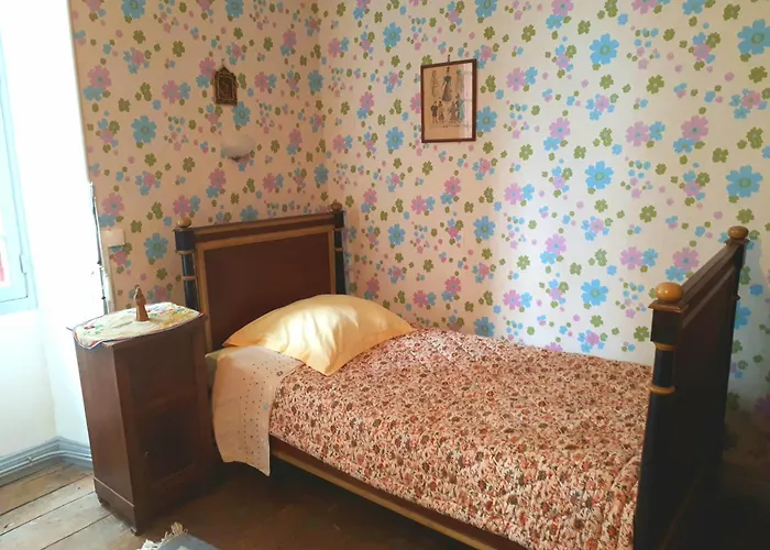 Bed & Breakfast La Cure Du Maine Charles 2*